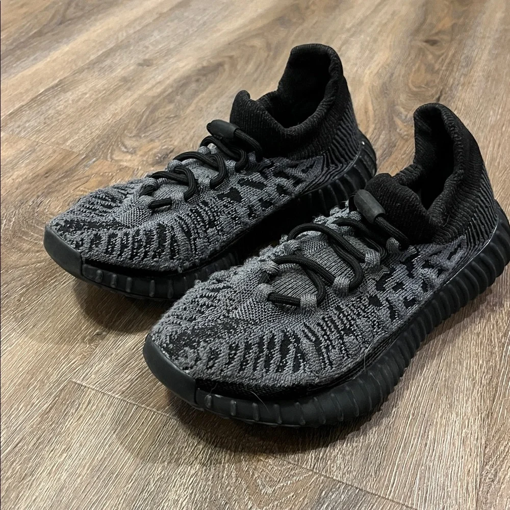 Adidas Yeezy boost 350 v2’s size 6 1/2